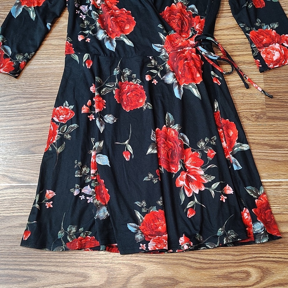 A. Byer Ladies V-Neck Floral Dress, X-Large, Black and Roses Floral Dress - Picture 3 of 7